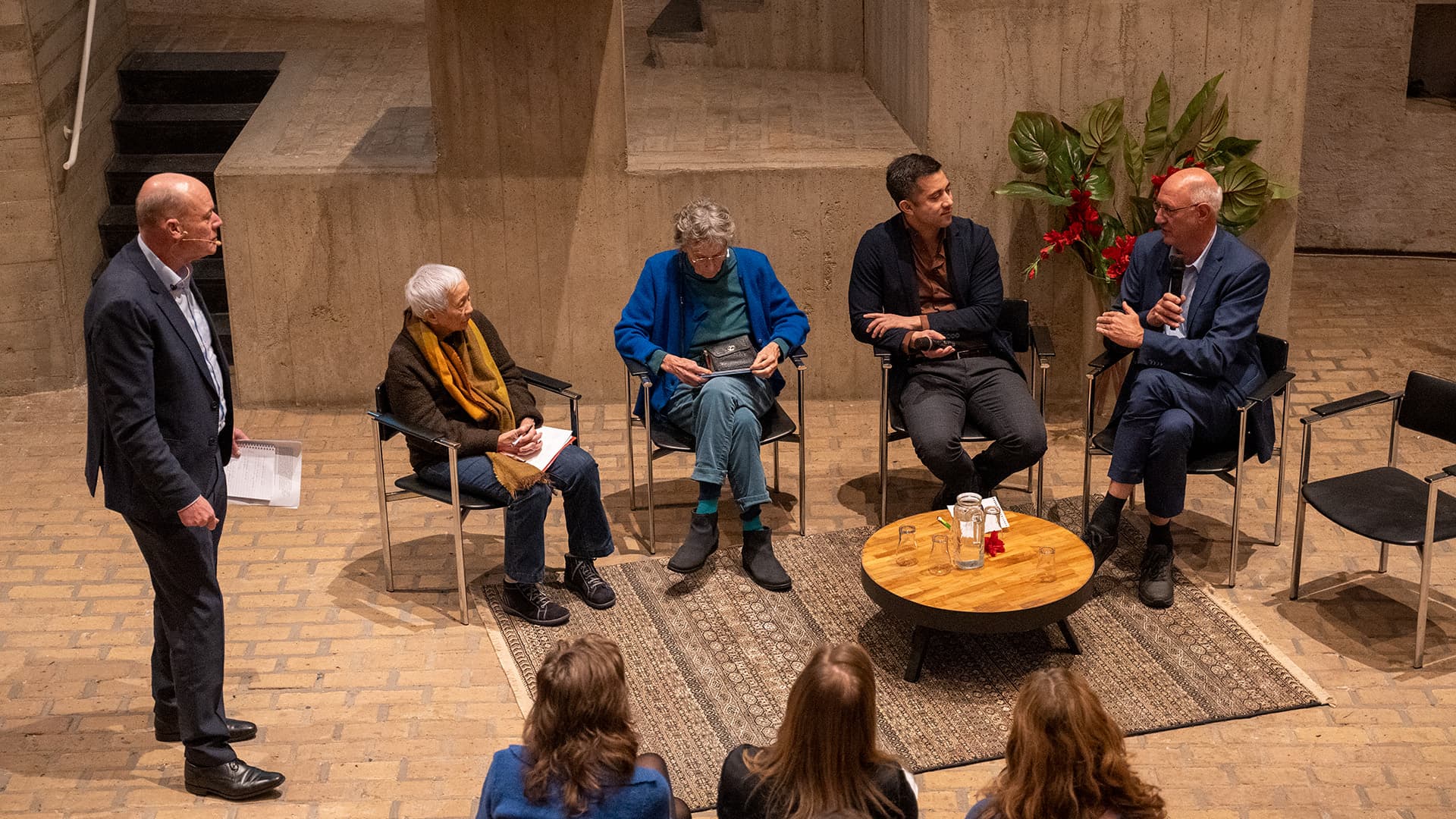 Jeroen Slot leidt het panelgesprek met zittend van links naar rechts ouderenadviseur Twie Tjoa en ouderenadviseur Marjan Stomph, Wethouder Alexander Scholtes en Emeritus hoogleraar Theo van Tilburg.