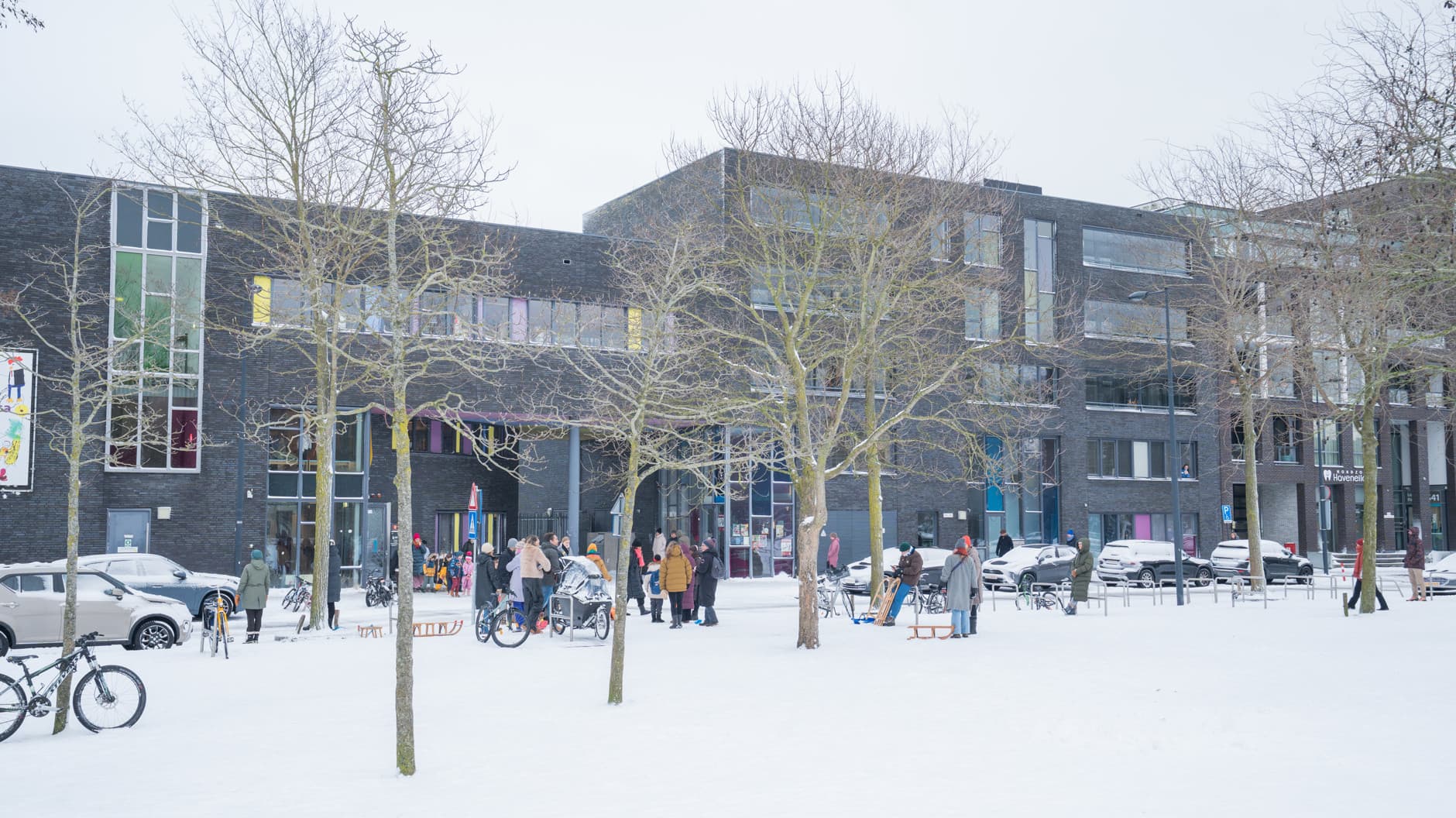 Kindcentrum Laterna Magica op IJburg in de sneeuw.