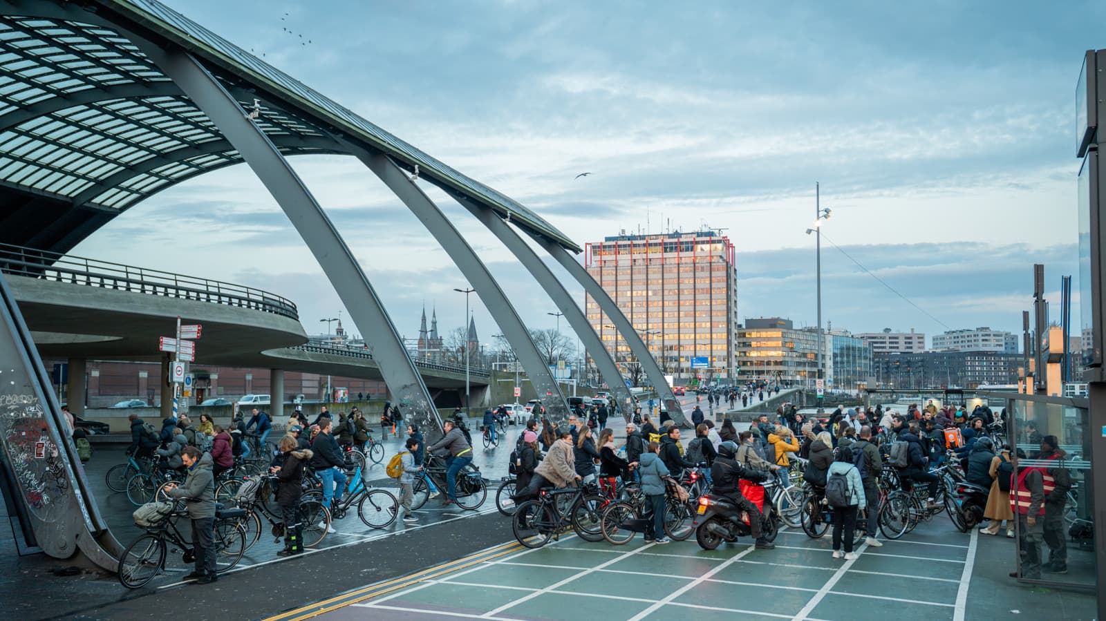 Amsterdam Centraal IJzijde, drukte bij de pont om over te steken naar Noord