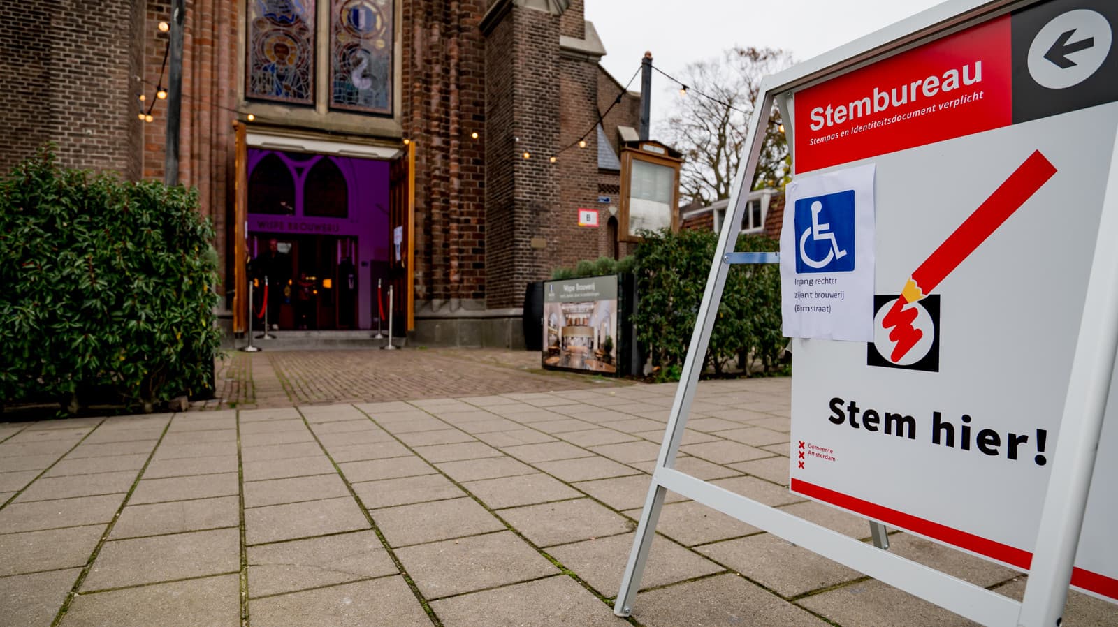 Ingang van een stemlocatie voor de Tweede Kamer Verkiezingen van 2025 in Weesp.