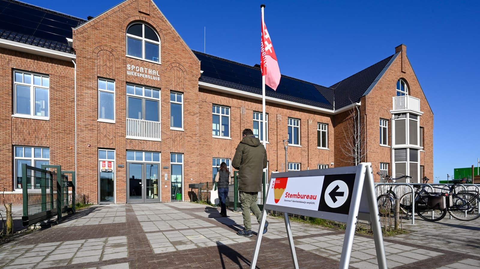 Stembureau in Sporthal Weespersluis aan de Fort Diemerdamstraat