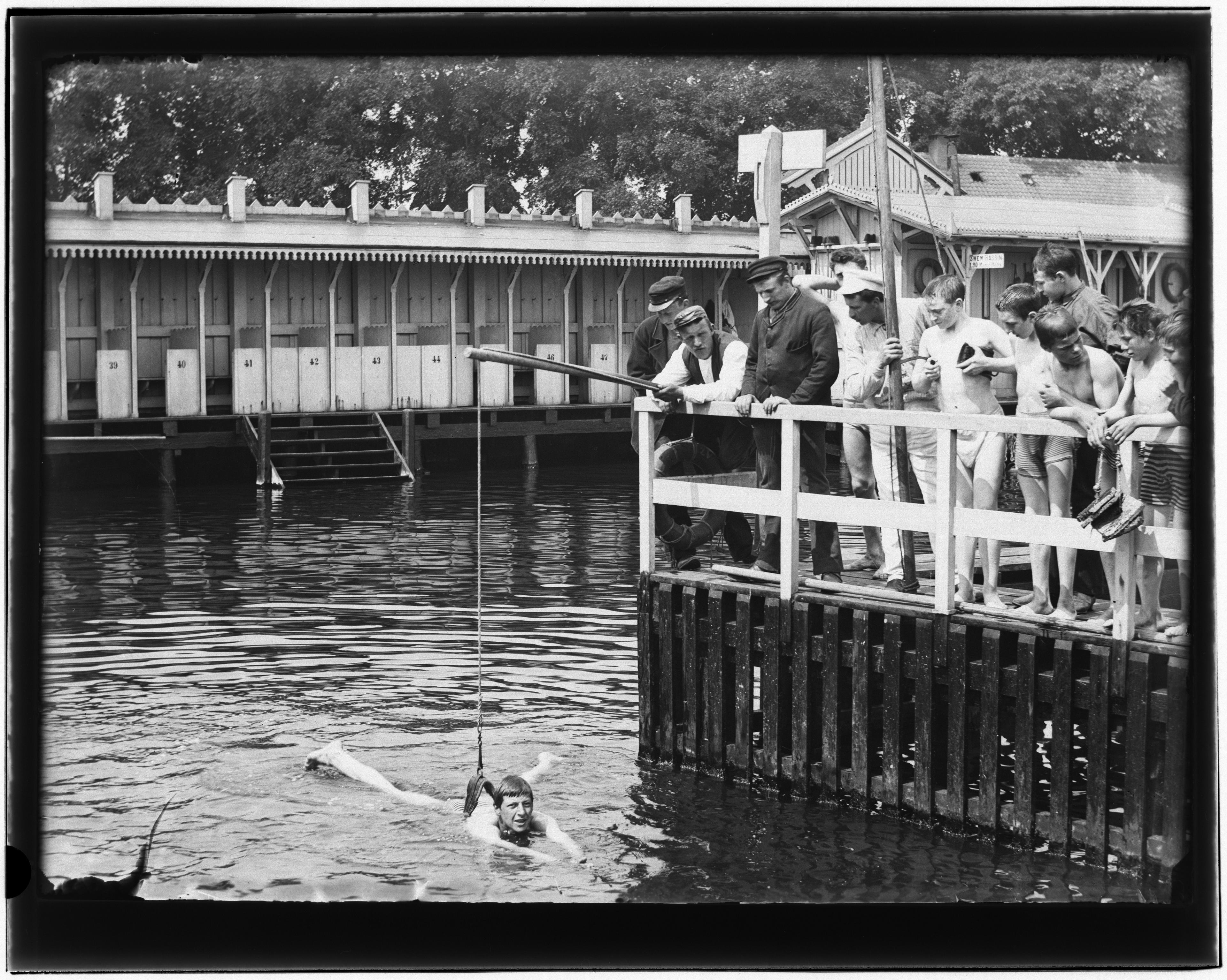 1893, Zwemles in het zwembad Westerdoksdijk.