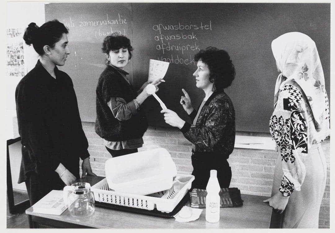 Aanschouwelijk Nederlands voor allochtonen vrouwen in stadsdeelkantoor Bos en Lommer, 1992.