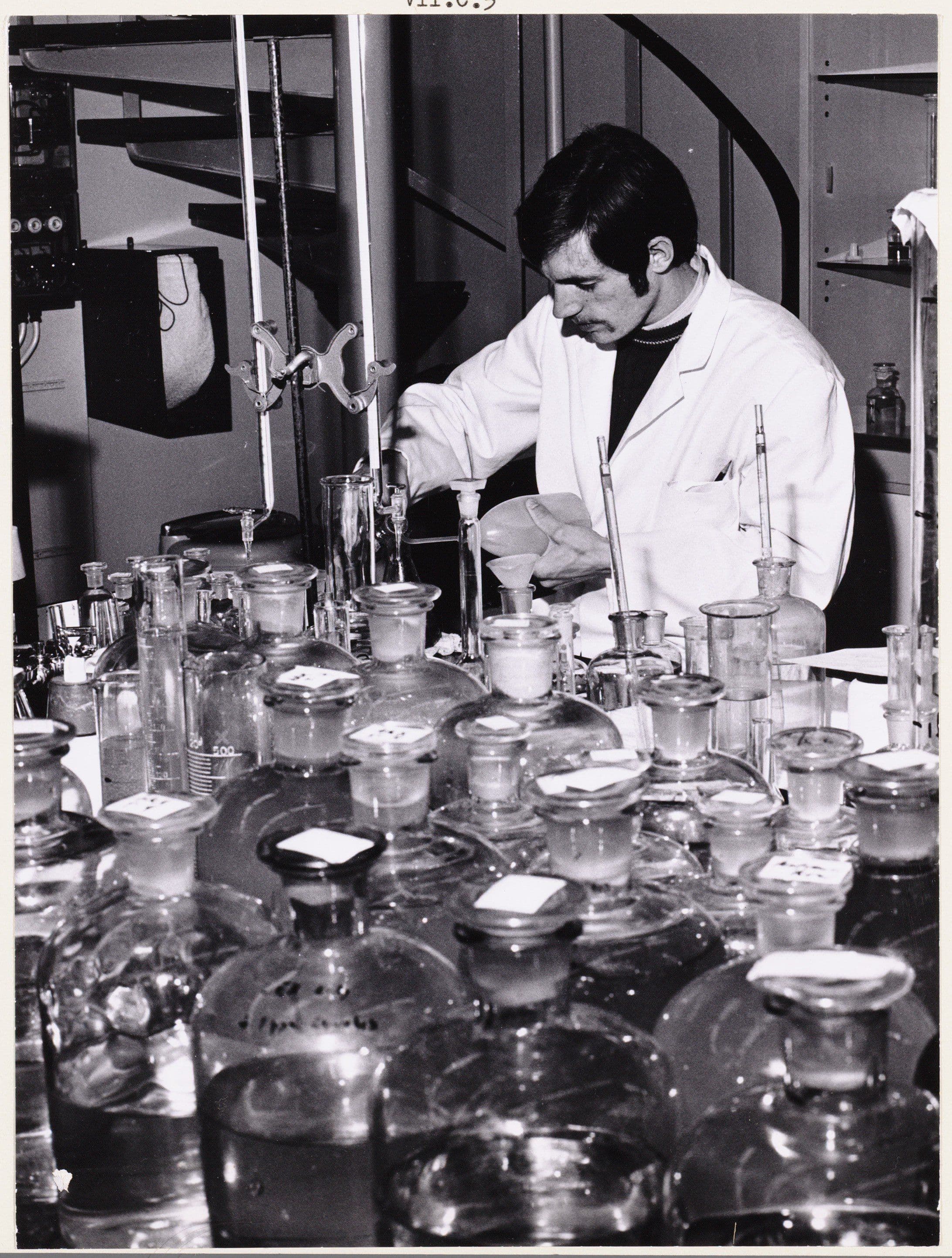 Analist test de kwaliteit van het drinkwater.