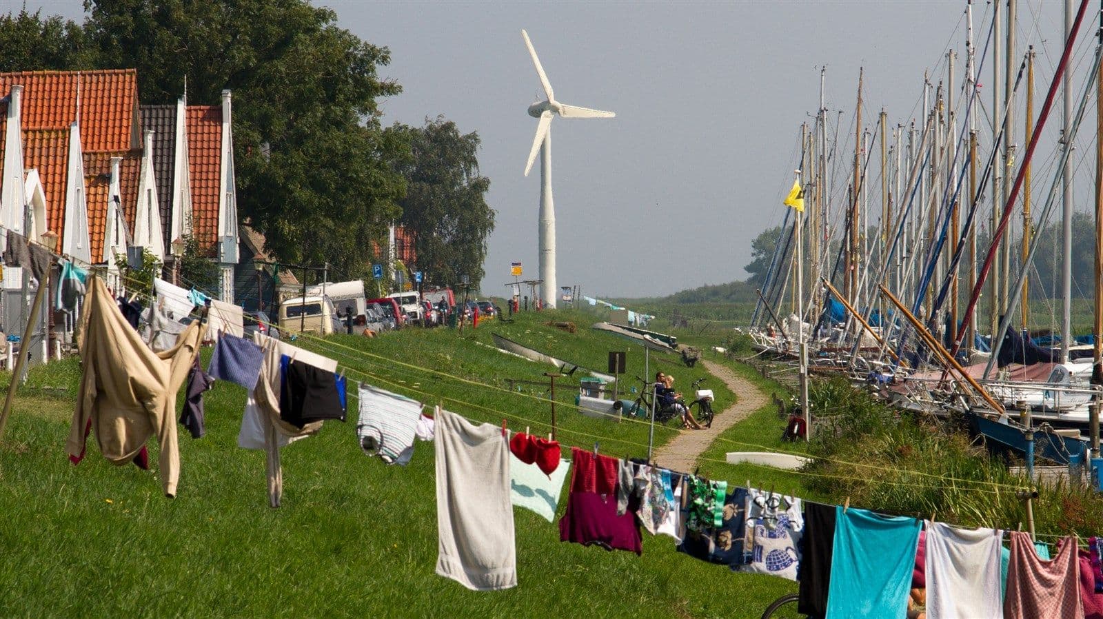 Durgerdammerdijk met windmolen op achtergrond