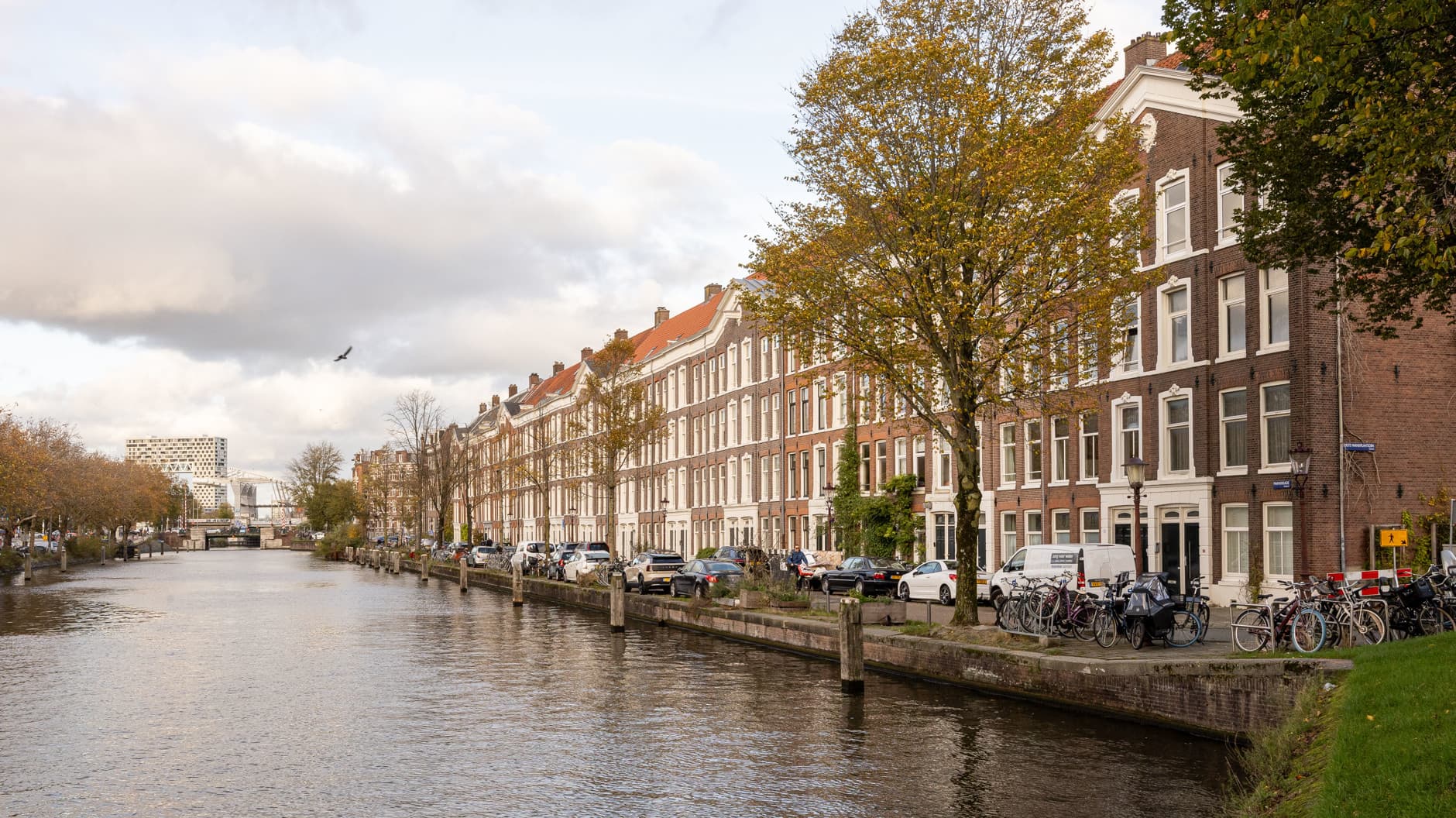 Huizen aan de Marnixkade aan het water in de Jordaan. Op de achtergrond het Pontsteigergebouw.