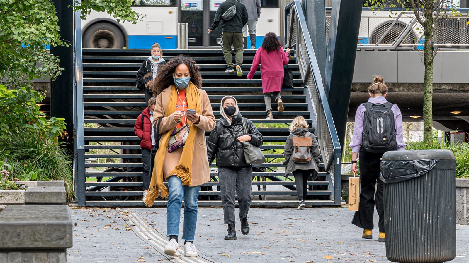 Mensen op de Zuidas met mondkapjes in coronatijd